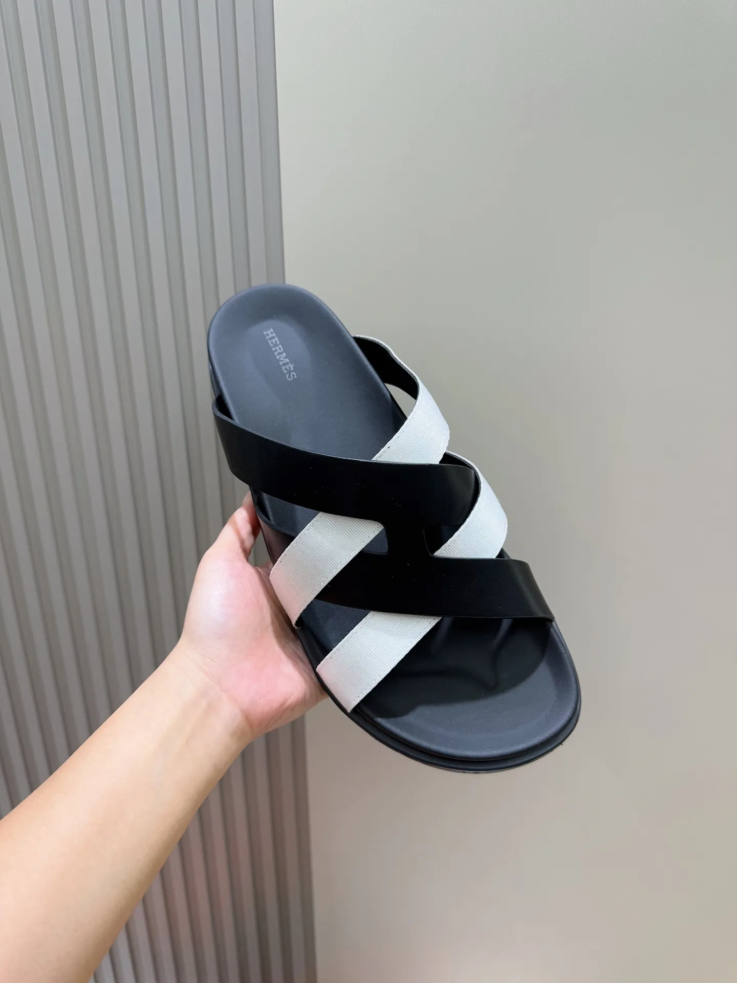 p300💰Men's Shoes Hermes Men's Kazimir Slippers - Top quality woven calfskin functional sandals with an intertwined upper inspired by the "H" iconic pattern to create a casual look, perfect for summer. Imported cowhide + cowhide lining + rubber outsole Size: 39-44 (customized at 38.45.46)